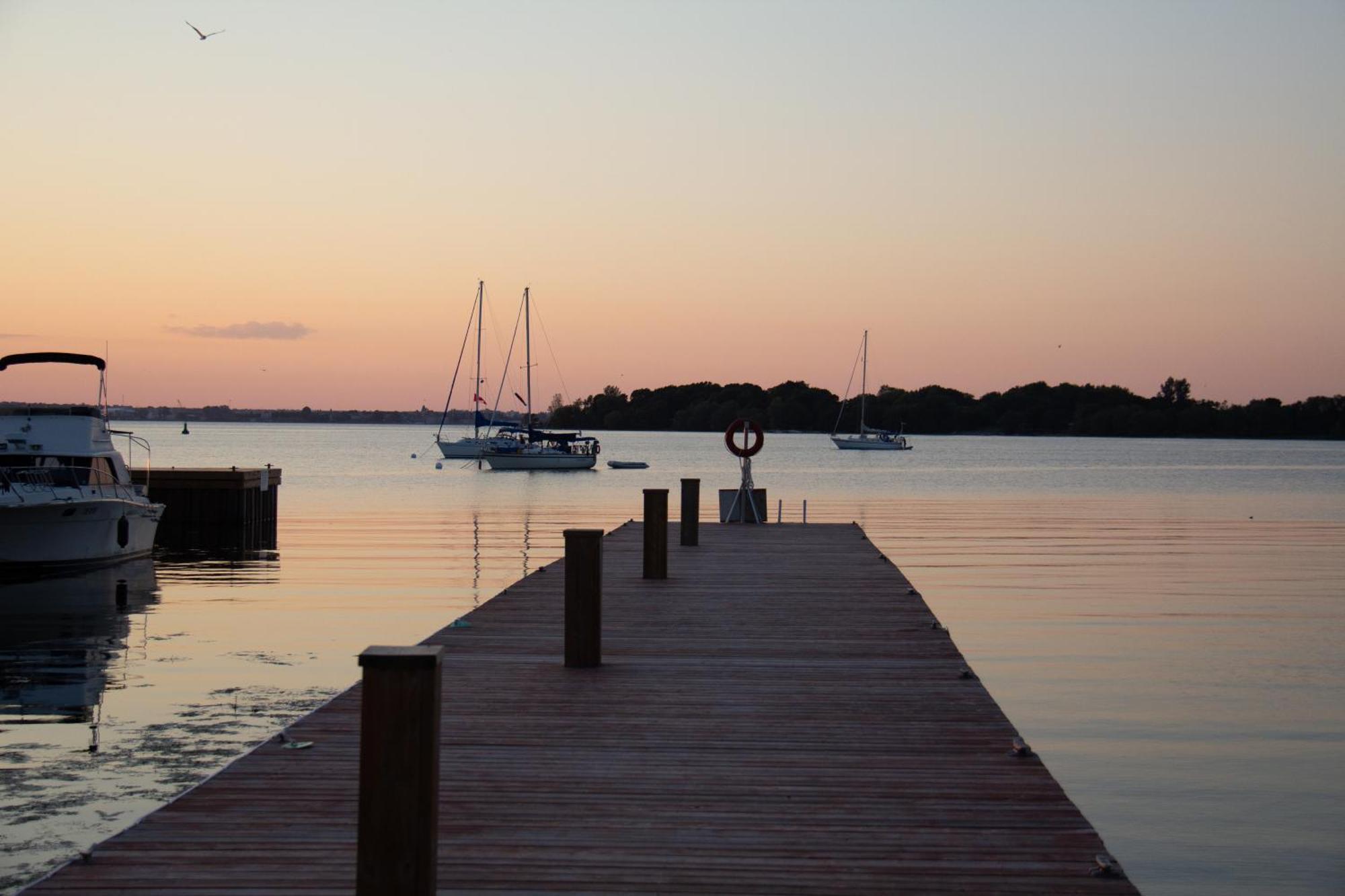 Hotel Wolfe Island Marysville Esterno foto