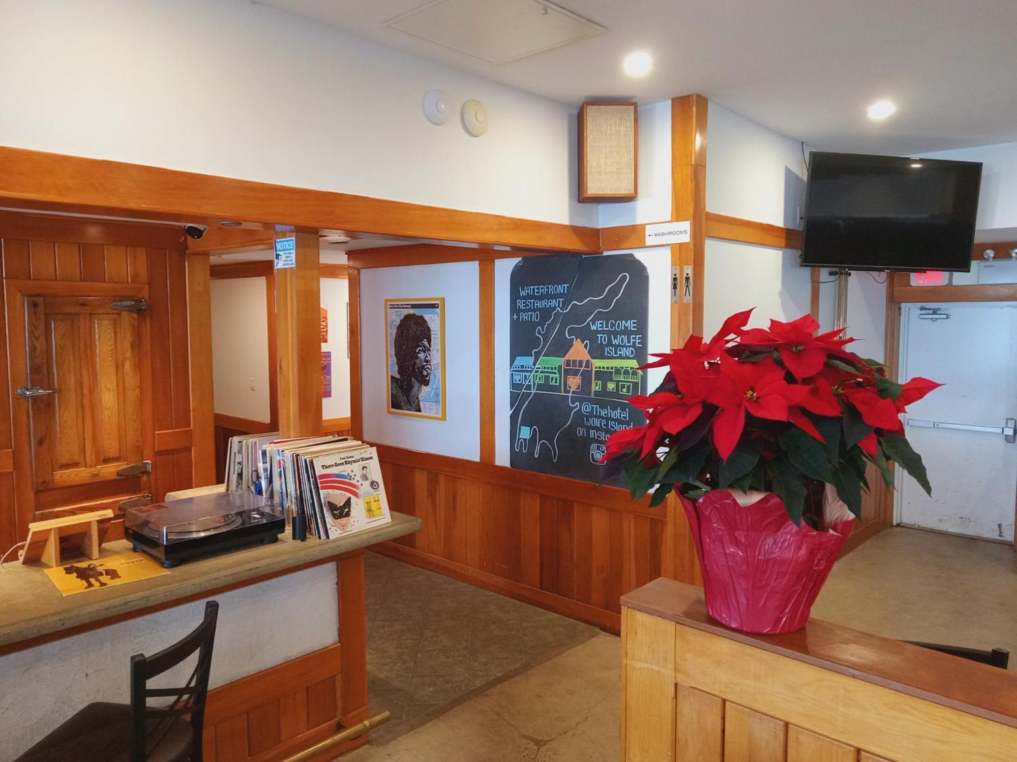 Hotel Wolfe Island Marysville Esterno foto